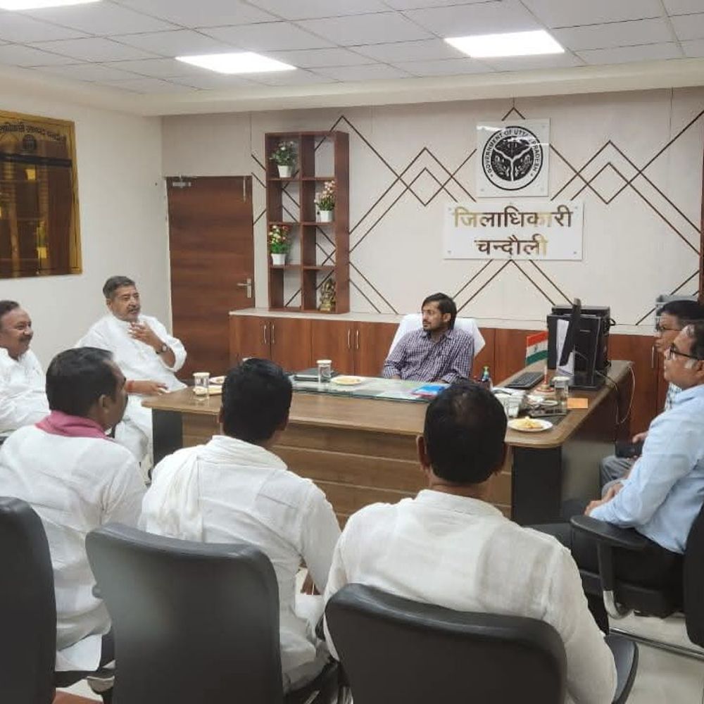 चंदौली जिला अस्पताल की सुविधाओं को लेकर सपा सांसद सक्रिय:डीएम और सीएमओ से मुलाकात, 7 करोड़ का बजट और नई सुविधाओं का आश्वासन