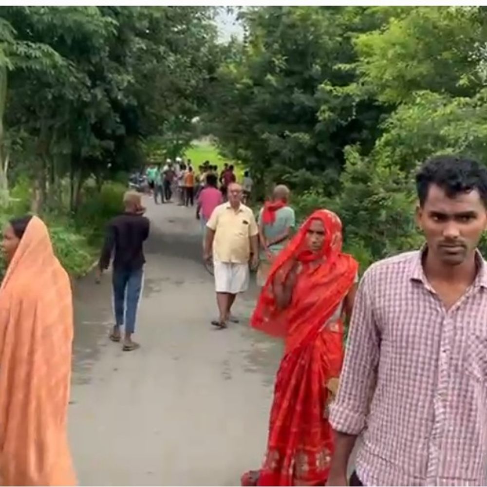 देवरिया में पंचायत सहायक पर हमला:20 बाइक सवार युवकों ने लाठी-डंडों से किया हमला, अस्पताल में भर्ती