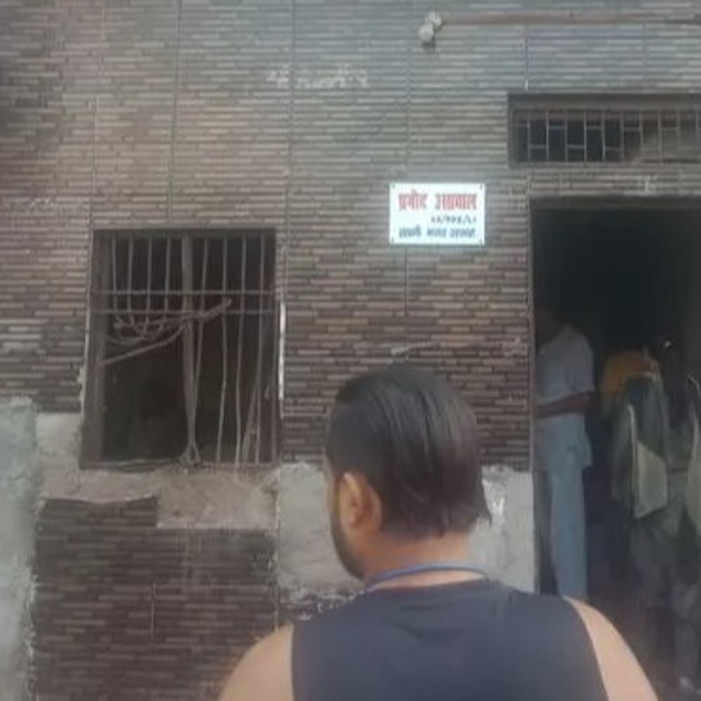आगरा में इलेक्ट्रिक स्कूटी में लगी आग, दंपती जिंदा जले:कमरे में चार्जिंग में लगी थी, सोते समय हुआ हादसा, मंजिल पर सो रहे थे बेटे