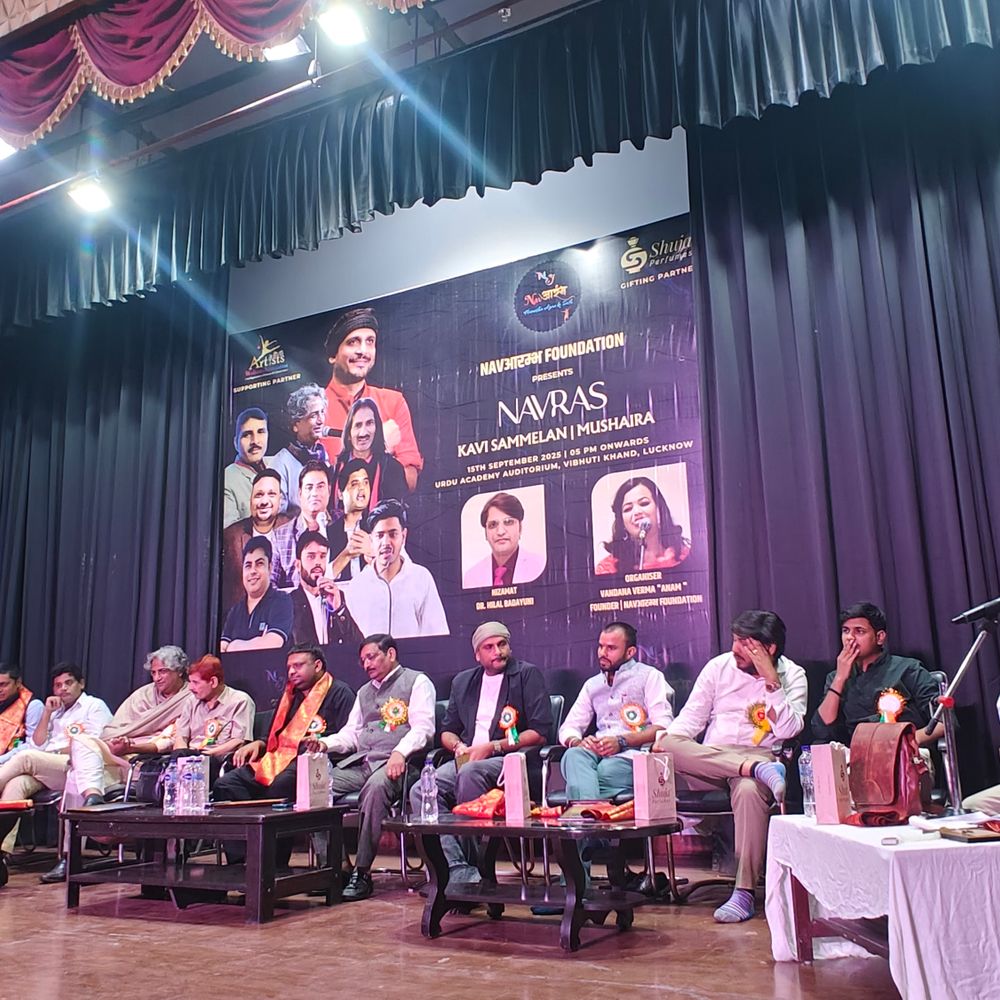 लखनऊ में नव आरंभ फाउंडेशन का कवि सम्मेलन:देशभर से आए कवियों ने हास्य, देशभक्ति और प्रेम की रचनाएं सुनाईं