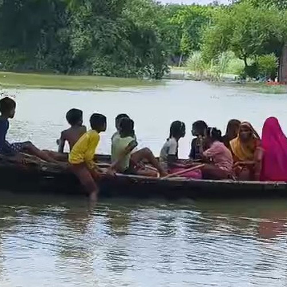 घाघरा नदी में छोड़ा गया 3.20 लाख क्यूसेक पानी:गोंडा में खतरे के निशान से 22 सेमी नीचे बह रही नदी, 24 घंटे में 8 सेमी बढ़ा घाघरा नदी का जलस्तर