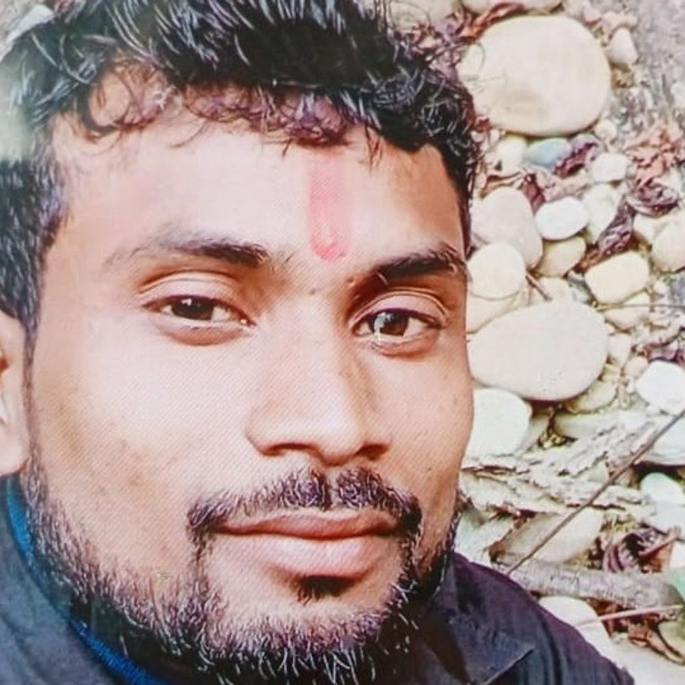 देवरिया में सड़क हादसे में युवक की मौत:टेलर ने बाइक सवार को टक्कर मारी, चालक मौके से फरार