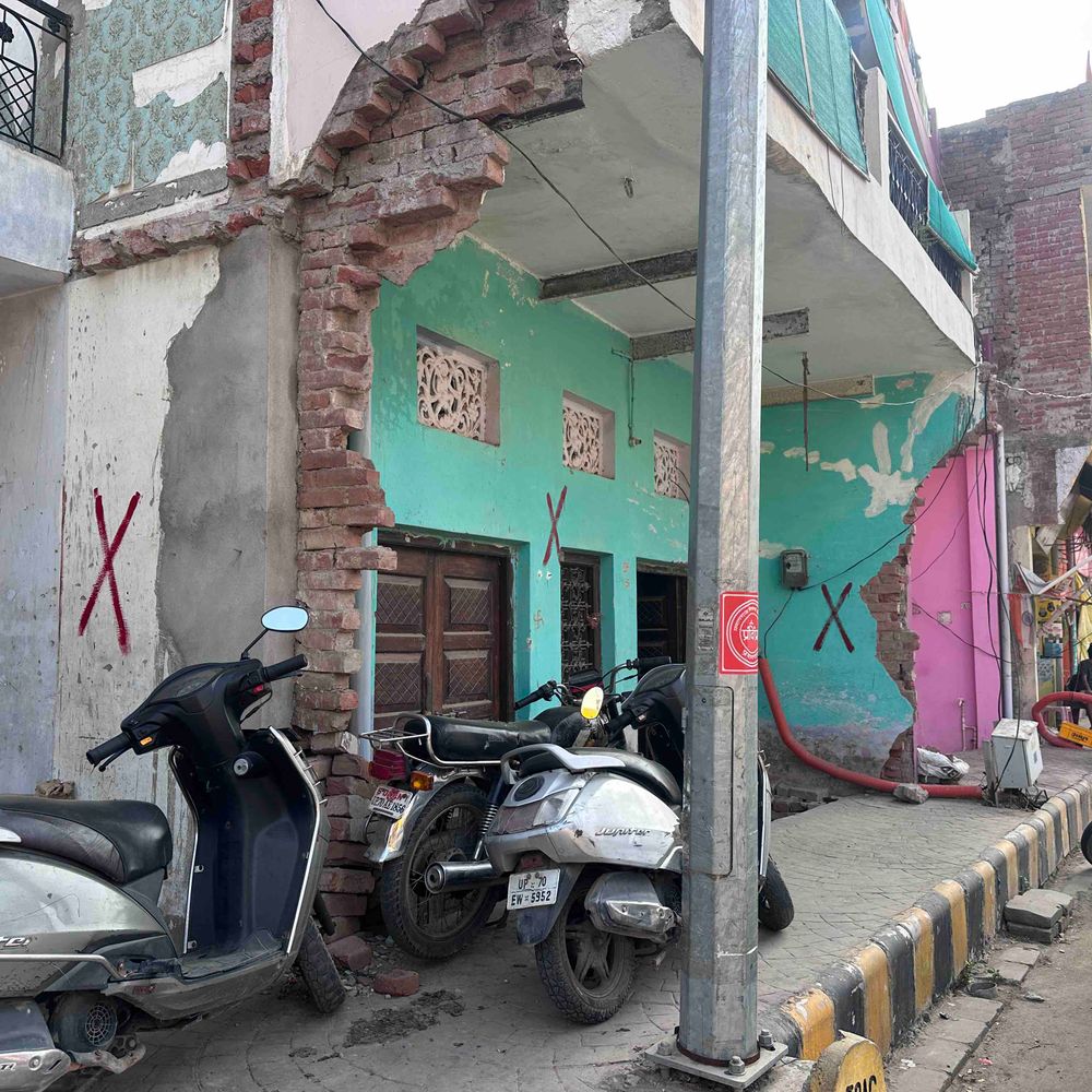 प्रयागराज में छत छिनने का डर… लोगों की आंखें नम:पीढ़ियों से बसी झूंसी बस्ती के बेघर होने का डर