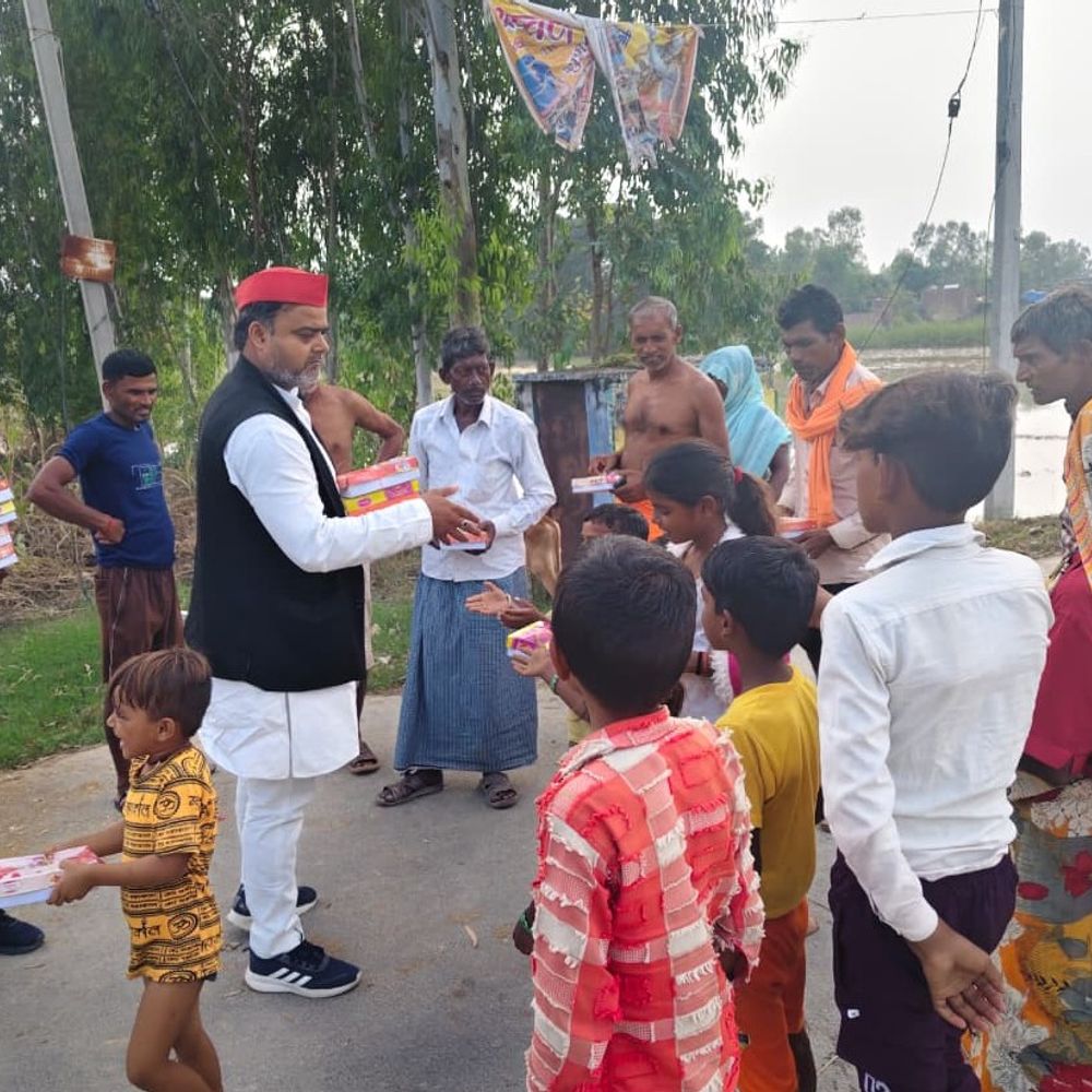 बाढ़ पीड़ितों की मदद में जुटी सपा:बिलग्राम मल्लावां में प्रवक्ता जितेंद्र वर्मा ने कई गांवों में बांटे भोजन पैकेट
