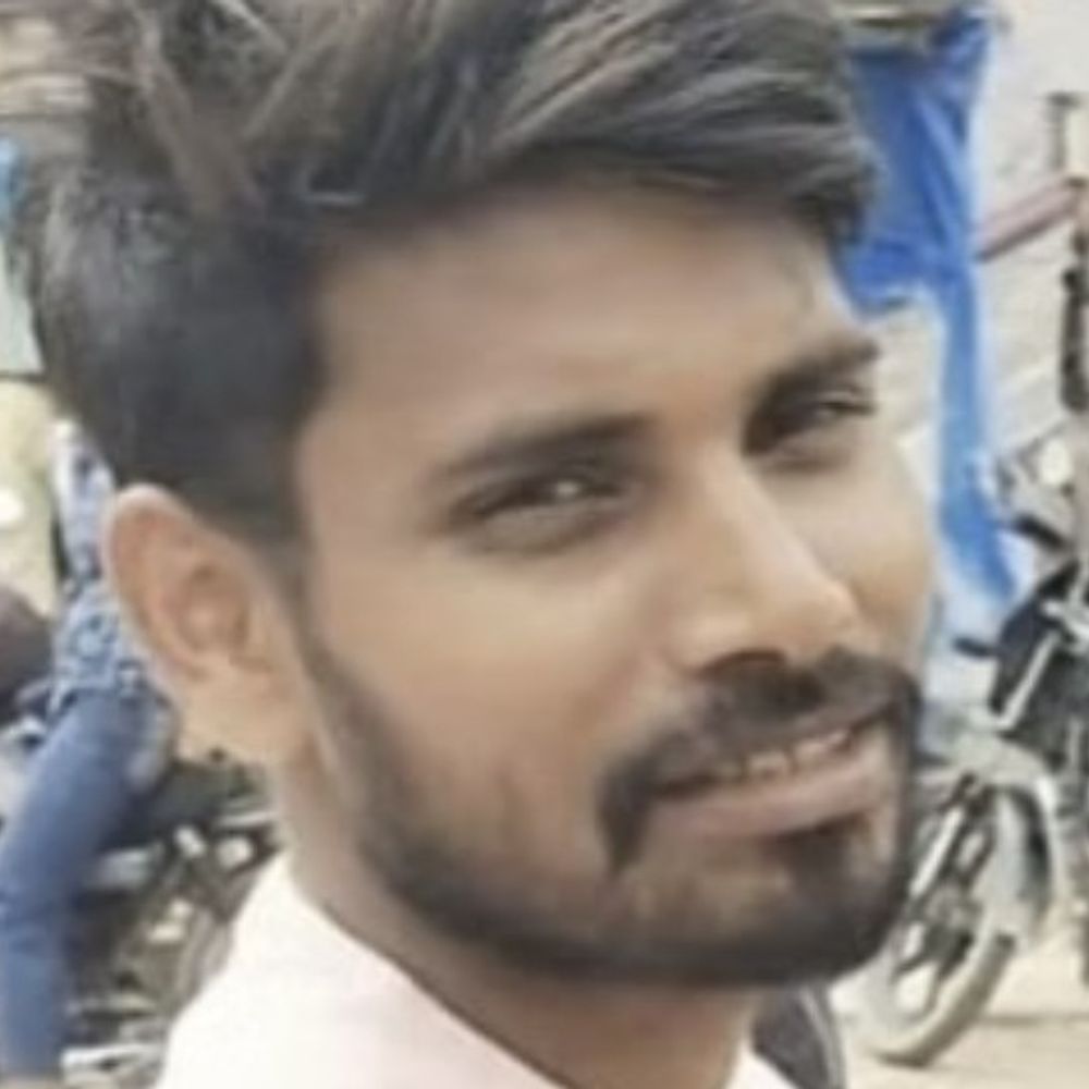 प्रयागराज में ट्रक ने बाइक को मारी टक्कर:पिता के सामने बेटे की मौत, इलाज के लिए जा रहे थे तीनों, 2 घायल