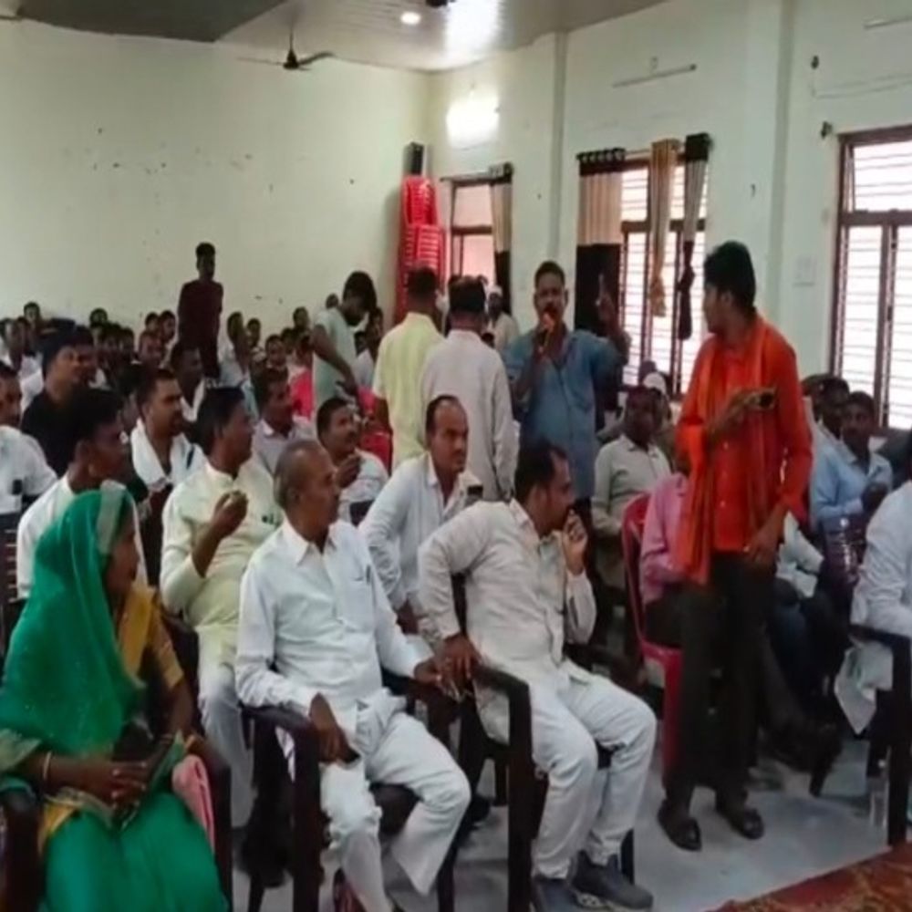 सुल्तानपुर में फरियादी ने विधायक से कहा- आपसे बेहतर सोनू-मोनू:समर्थकों ने युवक की पिटाई की, मीटिंग हॉल में हंगामा
