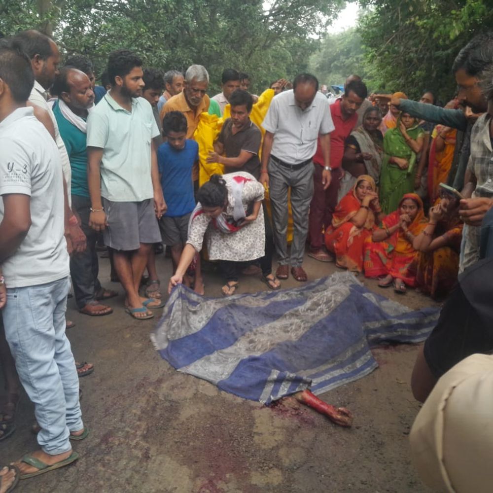 रायबरेली में तेज रफ्तार डंपर ने ली एक की जान:मंदिर से लौट रहे 55 वर्षीय व्यक्ति को कुचला, परिजनों का प्रदर्शन