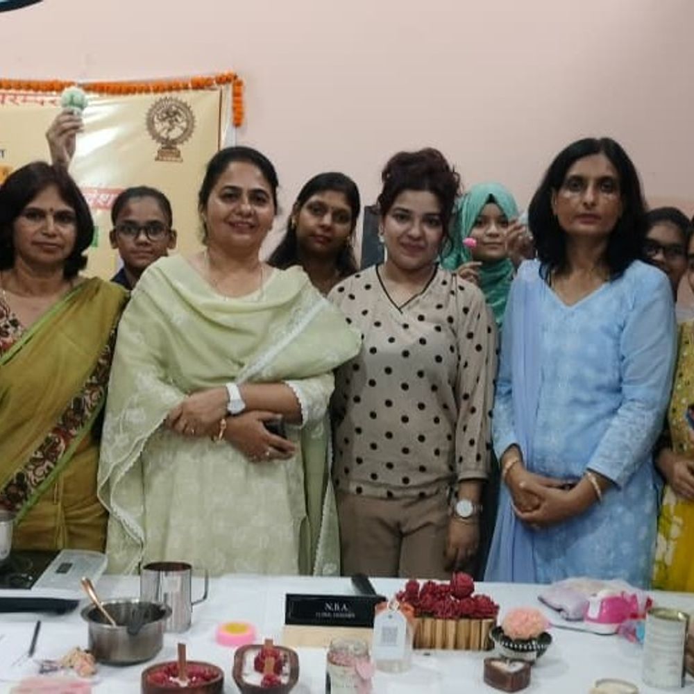 गोकुलदास हिंदू गर्ल्स कॉलेज में चित्रण कार्यशाला:40 छात्राओं ने सीखी फ्लोरल डिजाइन और घरेलू सजावट की कला