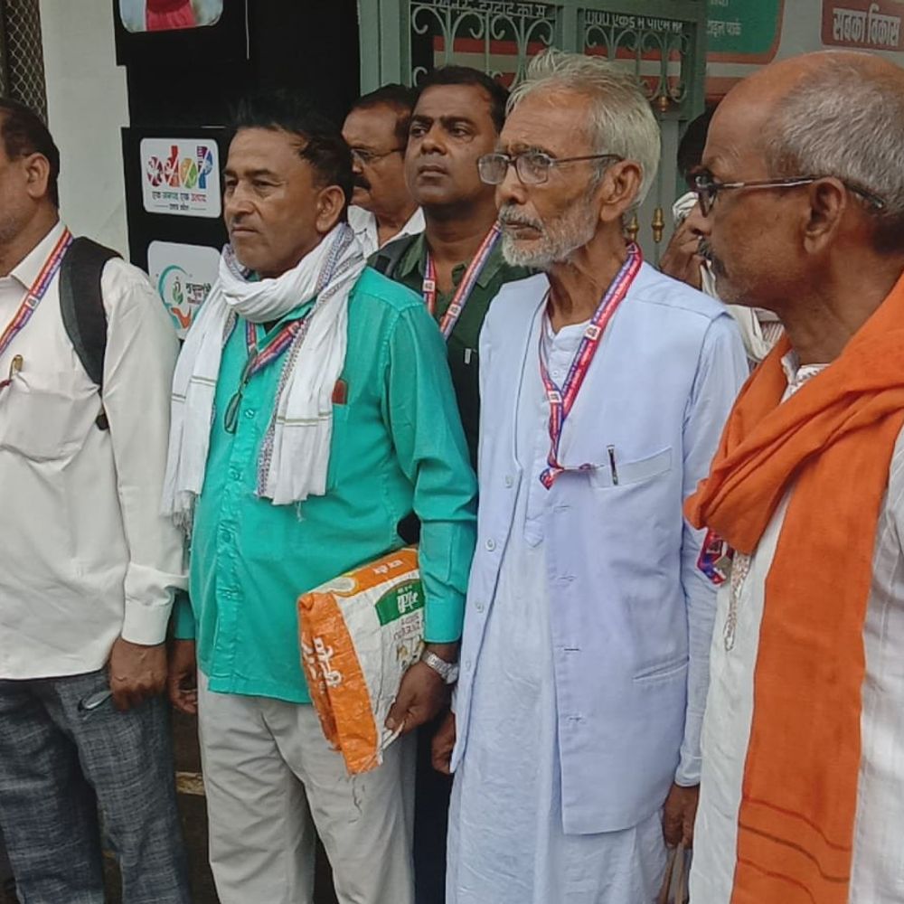 राजस्व विभाग की कार्यप्रणाली पर सवाल:कानूनगो-लेखपाल पर गलत पैमाइश का आरोप, कमेटी ने DM को दिया पत्र