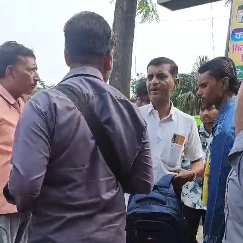 कन्नौज रोडवेज में यात्रियों से बदसलूकी:कानपुर जाने वाली बस रोकी, टिकट काटने के बाद ड्राइवर ने जाने से किया मना