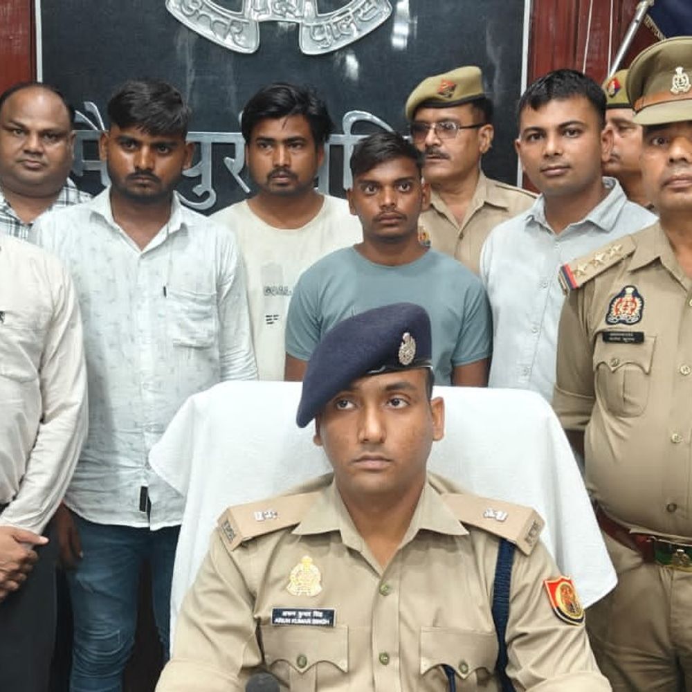 जस्ट डायल पर कोल्ड ड्रिंक्स की फर्जी डीलरशिप का खेल:मैनपुरी में 3 आरोपी पकड़े गए, 10 मोबाइल और 7 एटीएम कार्ड मिले