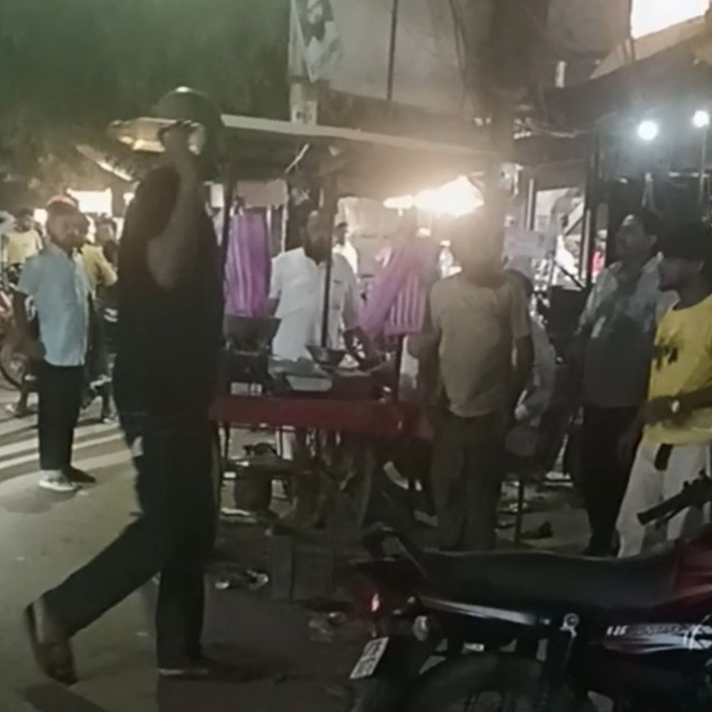 सम्भल में नशे में धुत युवक ने रोकी गाड़ियां, VIDEO:कॉलेज के पास राहगीरों से की बदसलूकी, घण्टो मचाया उत्पात