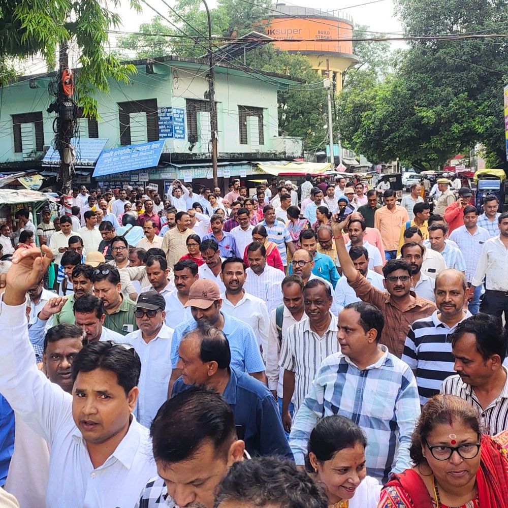 TET अनिवार्यता के विरोध में शिक्षकों का प्रदर्शन:लखीमपुर में सैकड़ों शिक्षकों ने जुलूस निकाला, पीएम को भेजा ज्ञापन