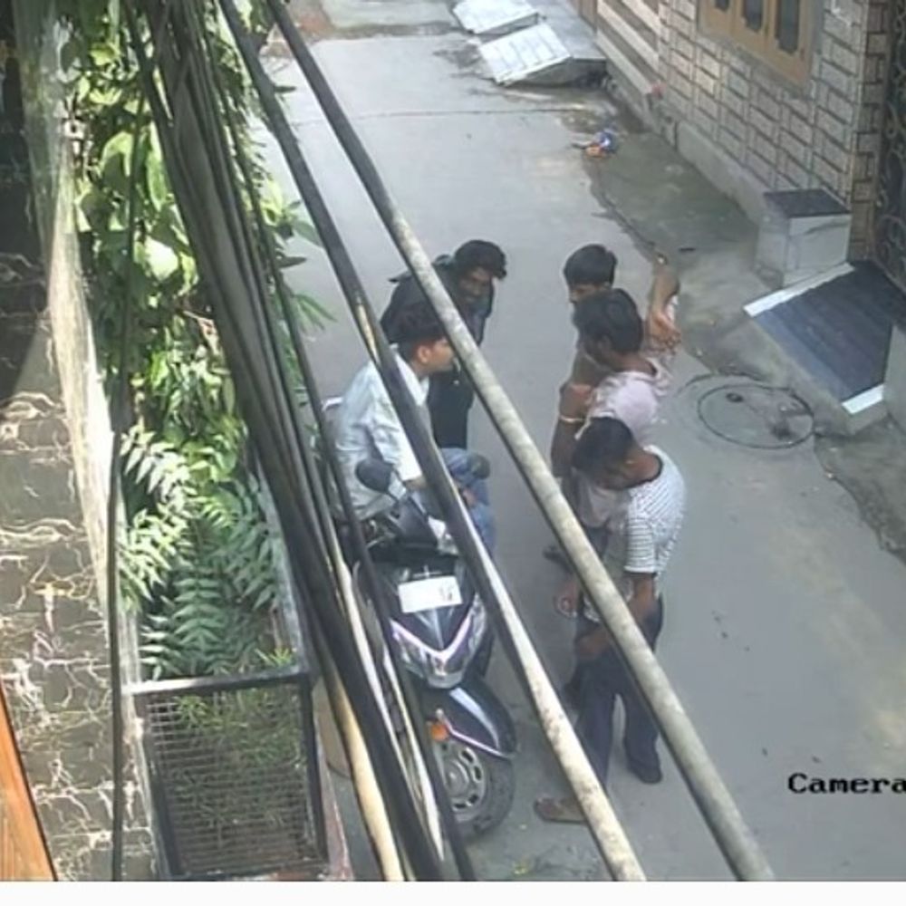 अमृतसर में डॉक्टर क्लिनिक के बाहर नशे का धंधा:  सीसीटीवी में कैद हुई तस्करी, महिलाओं ने किया विरोध; पुलिस ने जांच का आश्वासन दिया – Amritsar News