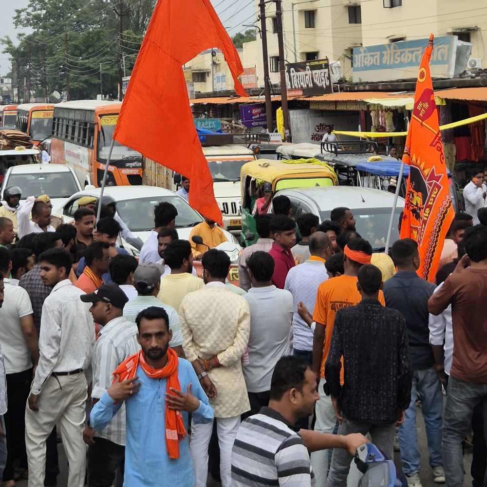 देवरिया में हिंदू संगठनों का प्रदर्शन:धर्मांतरण और जिहाद के खिलाफ तख्तियां और झंडे लेकर नारेबाजी, पुलिस के रोकने पर गुस्साए
