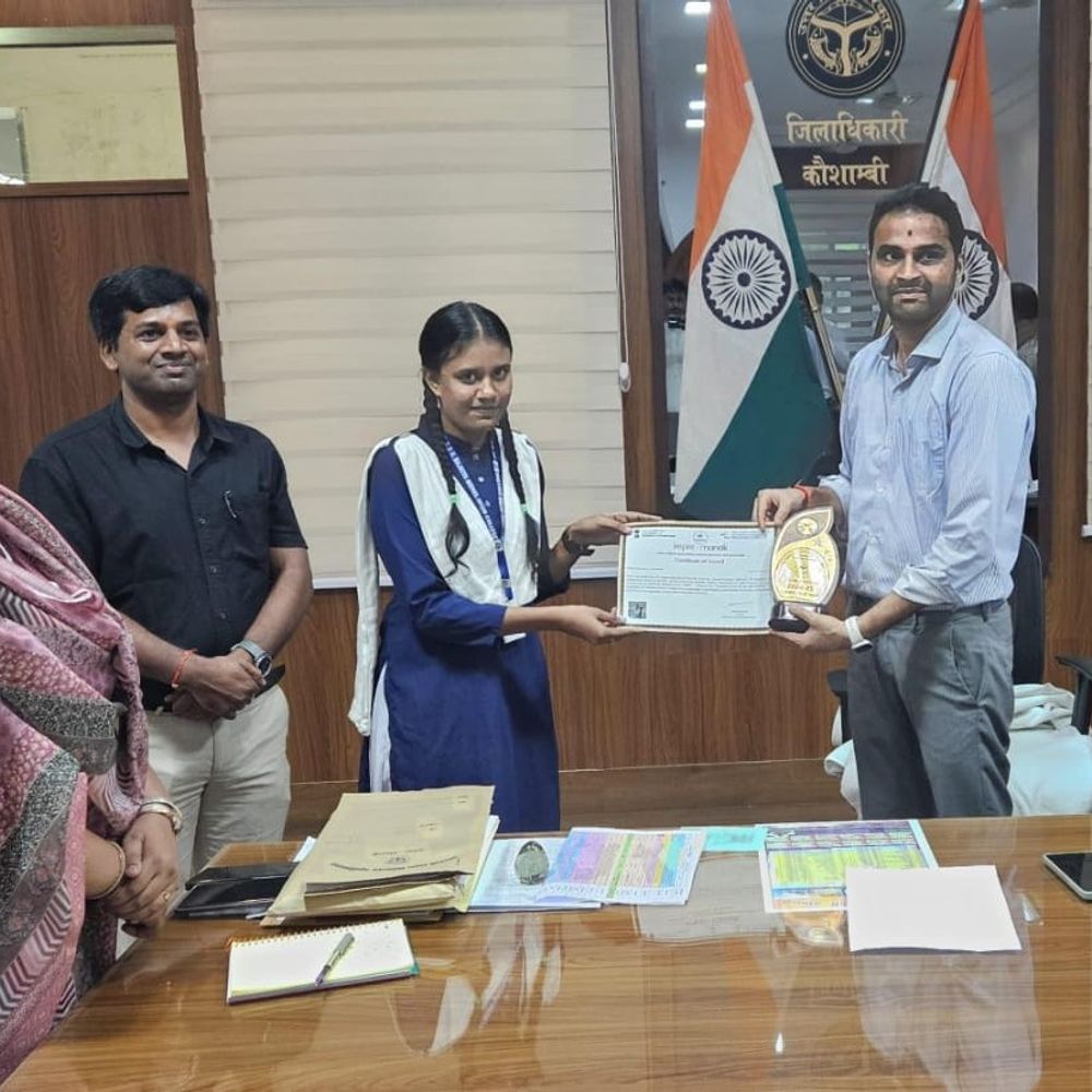 इंस्पायर अवार्ड में दो छात्राओं को मिला सम्मान:वैज्ञानिक नवाचार के लिए मिला प्रमाण पत्र और 10-10 हजार रुपए