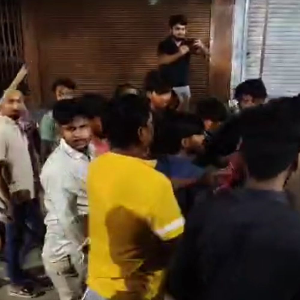 सिद्धार्थनगर में चोर समझकर 3 नेपाली युवको को पीटा,VIDEO:भीड़ ने लाठी-डंडों से किया हमला, दो युवक मौके से फरार