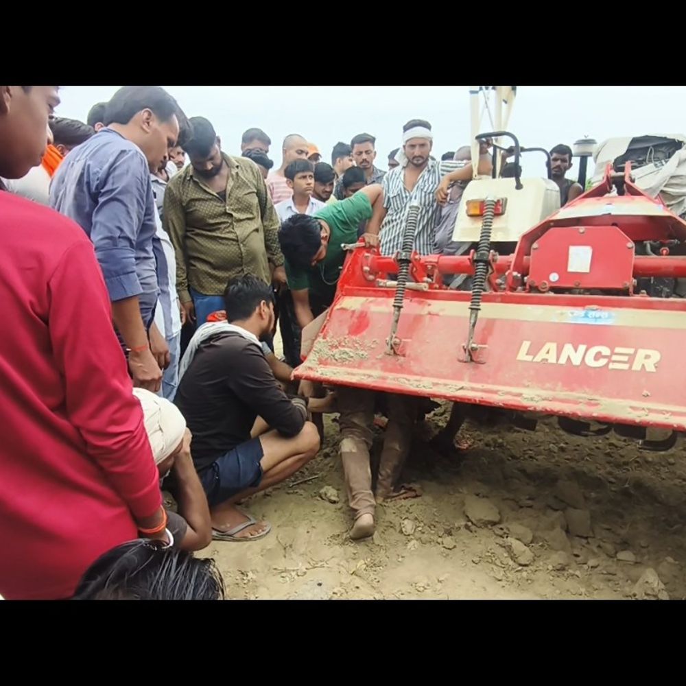 नंगापुर गांव ट्रैक्टर के रोटावेटर में फंसकर किसान की मौत:गजनेर थाना क्षेत्र के नंगापुर में खेत जुताई के दौरान हादसा, पोस्टमार्टम के लिए भेजा शव