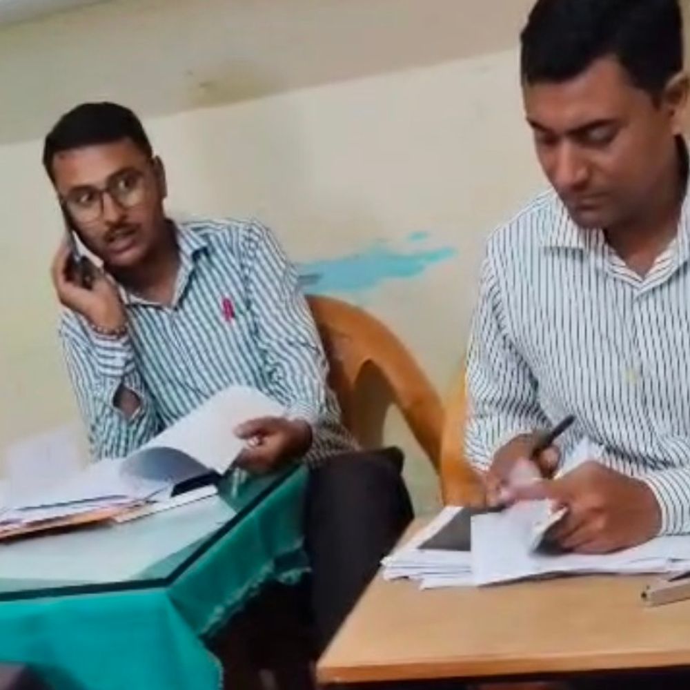 लेखपाल का घूस मांगते वीडियो, एसडीएम ने किया सस्पेंड:मुरादाबाद की बिलारी तहसील का मामला, कागजों पर दस्तखत के लिए पैसे मांगे