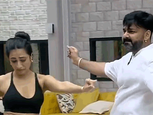 चहल की एक्स वाइफ से फ्लर्ट करते दिखे पवन सिंह:शो में धनश्री की सुंदरता पर हुए फिदा, बोले- लिपस्टिक के साथ बिंदी लगा लीजिए