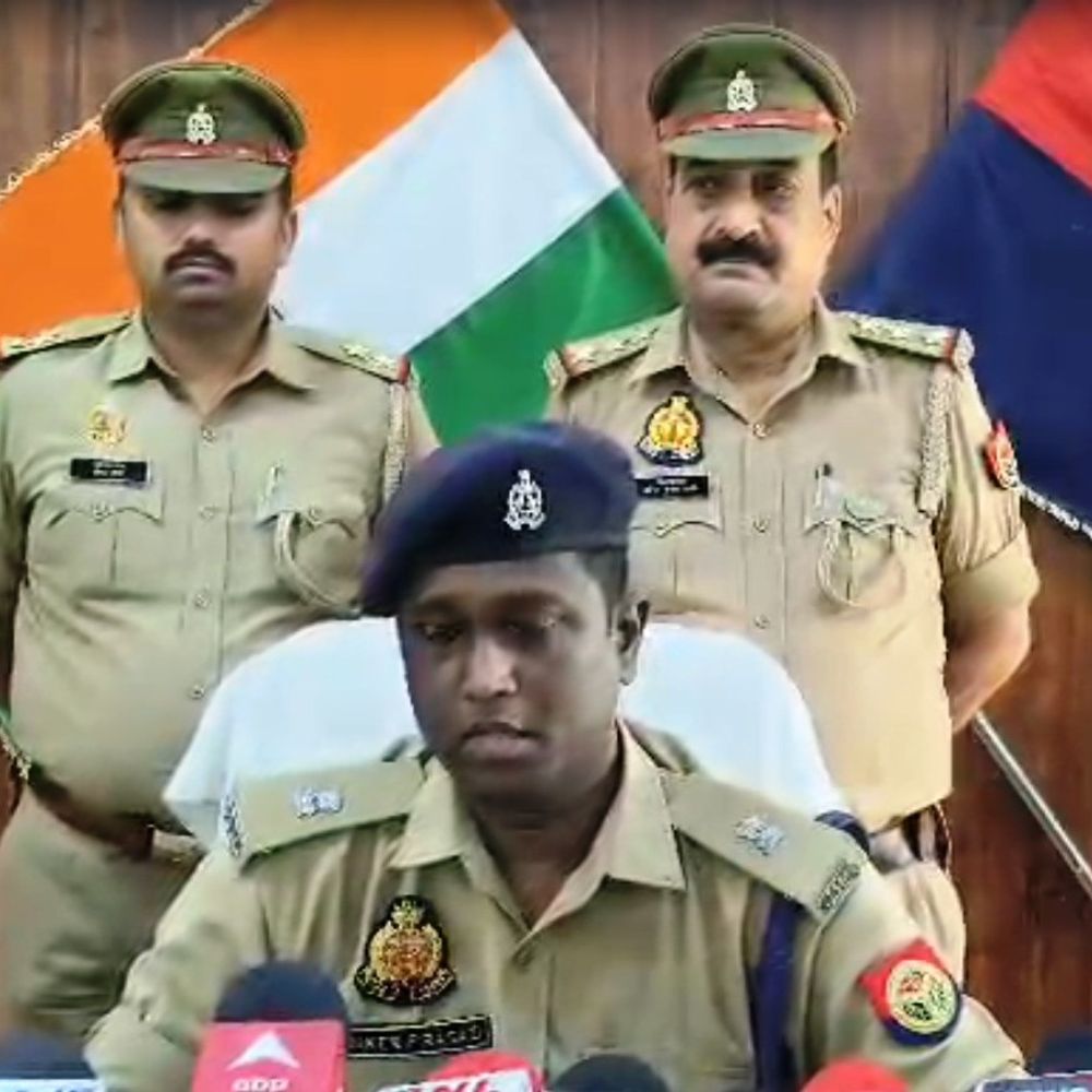 लिफ्ट देकर यात्रियों से चोरी करने वाला गिरोह पकड़ा:बुलंदशहर में इको कार से वारदात करने वाले 2 महिला समेत 4 आरोपी गिरफ्तार