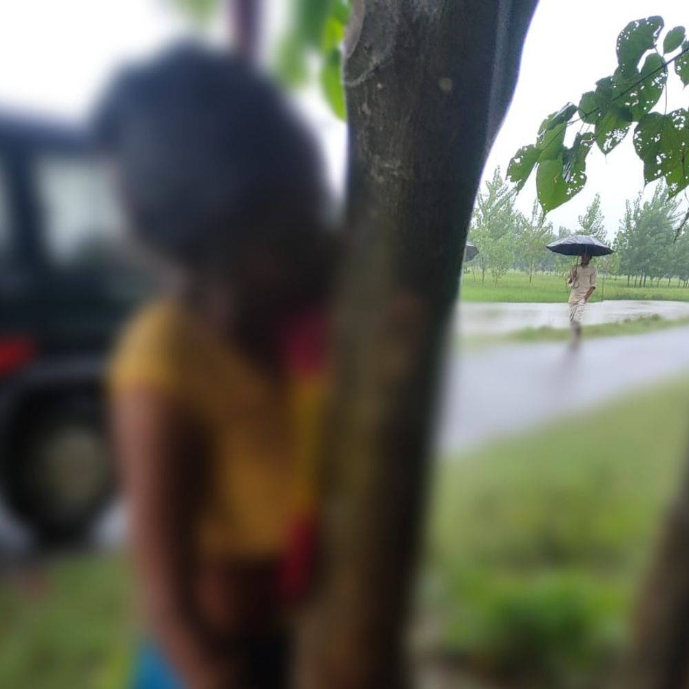 महिला का शव पेड़ से लटका मिला:पैर जमीन से सटे थे, पति बाहर करता है नौकरी, बच्चों के साथ गांव में रहती थी महिला