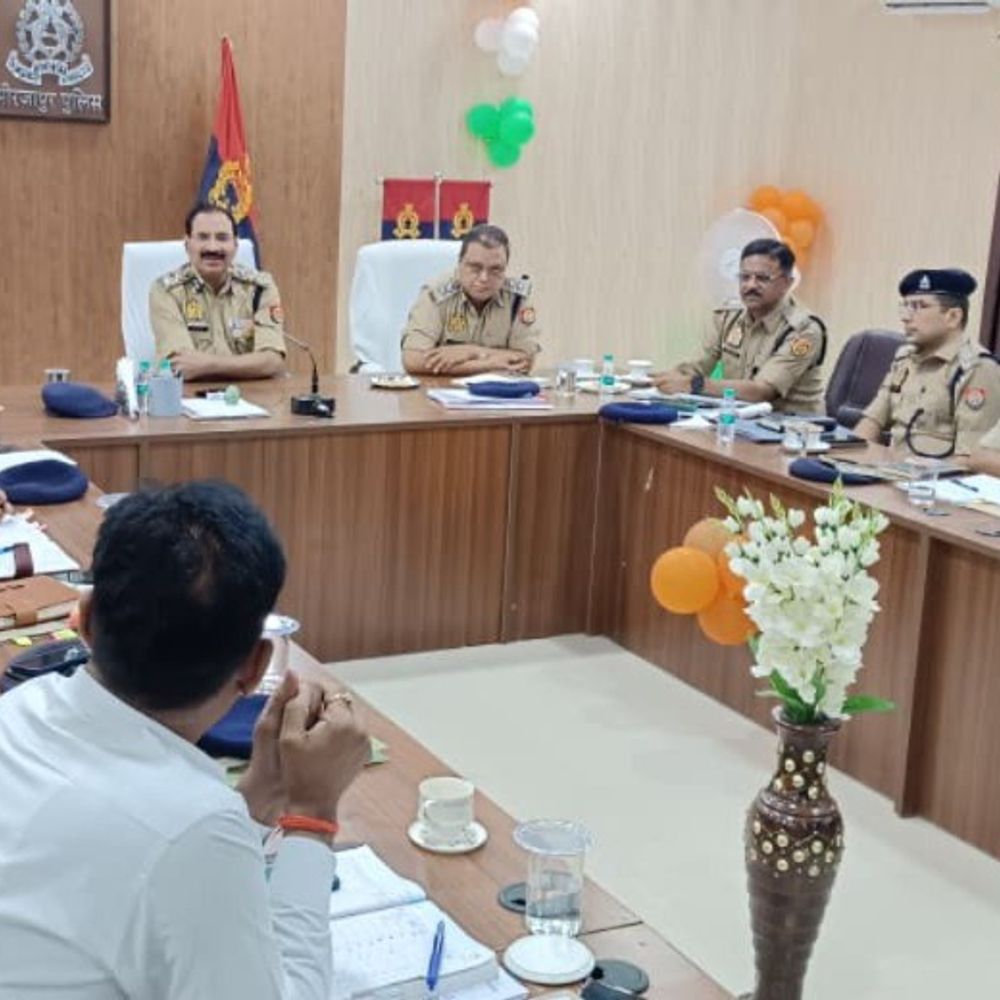 सोशल मीडिया पर भ्रामक खबरें रोकने का निर्देश:मिर्जापुर में त्योहारों पर सुरक्षा कड़ी, पुलिस को गश्त बढ़ाने के आदेश