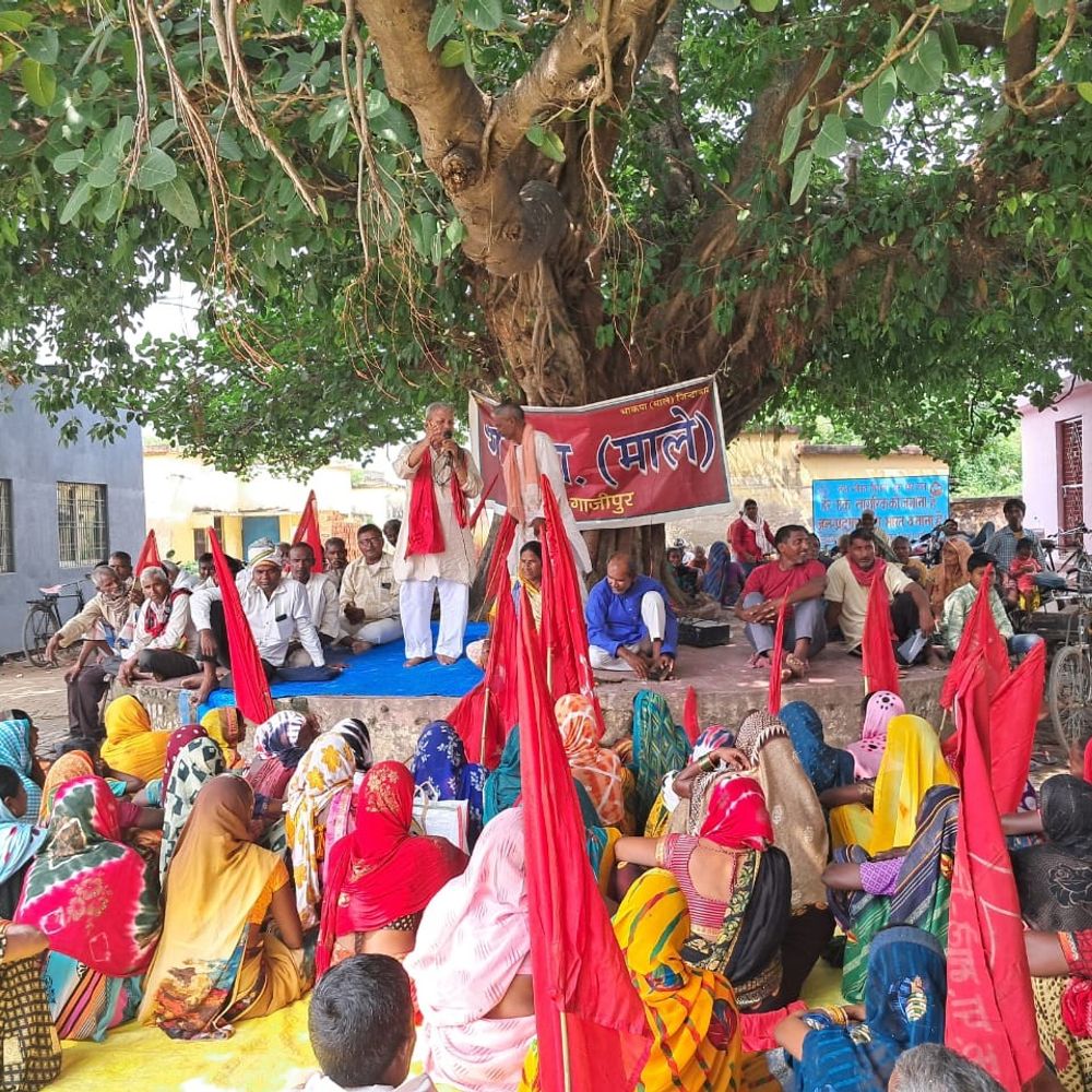 गरीबों को जमीन दिलाने के लिए माले का प्रदर्शन:ग्राम समाज और बंजर भूमि का पट्टा देने की मांग, सेवराई एसडीएम को ज्ञापन दिया