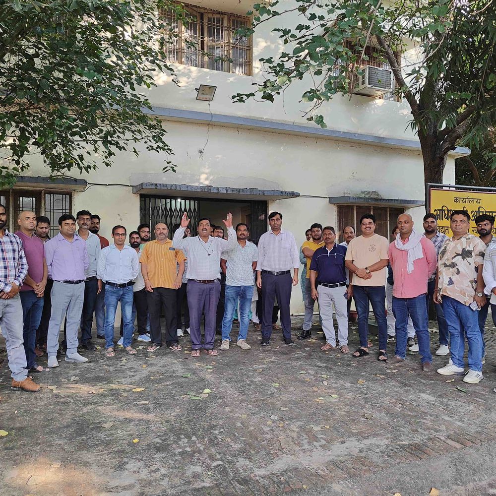 गोरखपुर में बिजली निजीकरण का विरोध:कर्मचारी बोले-तीन महीने से नहीं मिला वेतन, सीएम से मदद की लगाई गुहार
