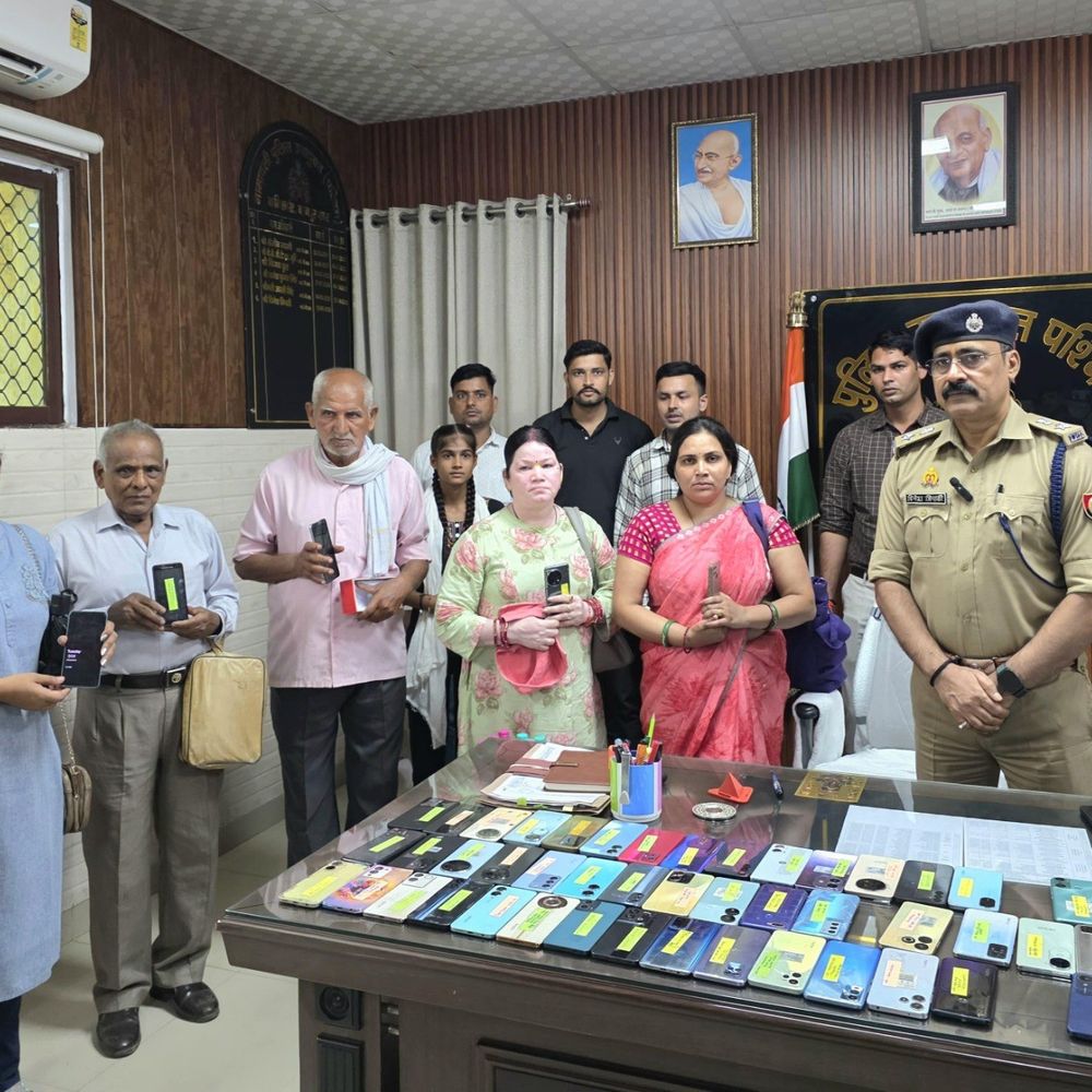 कानपुर पुलिस ने लौटाए 20 लाख के मोबाइल:100 लोगों को मिले उनके खोए हुए फोन, तकनीकी दक्षता से हुई बरामदगी