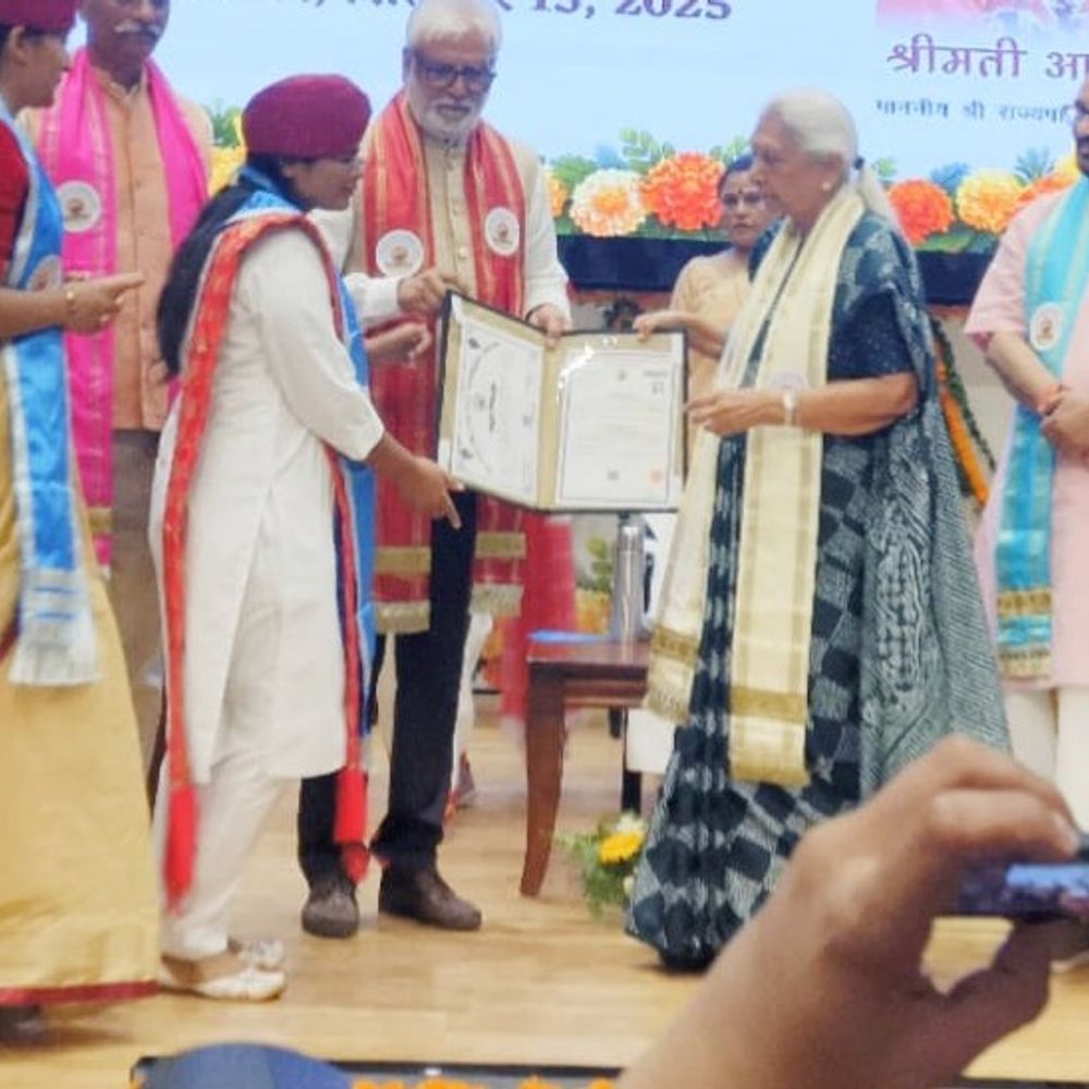 संतकबीर नगर की छात्रा को मिला एमएड में सिल्वर:अनुपम चौधरी ने 83.75% अंकों के साथ प्रयागराज यूनिवर्सिटी में दूसरा स्थान हासिल किया