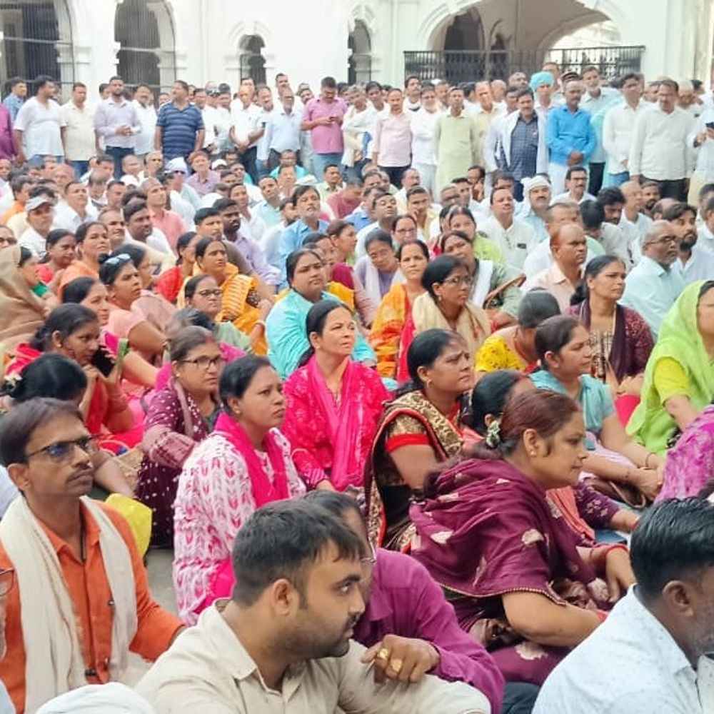 बलिया में शिक्षकों का टीईटी परीक्षा के विरोध में प्रदर्शन:डीएम की अनुपस्थिति में ज्ञापन रजिस्ट्री से भेजा, पदोन्नति के लिए टीईटी अनिवार्य करने का विरोध