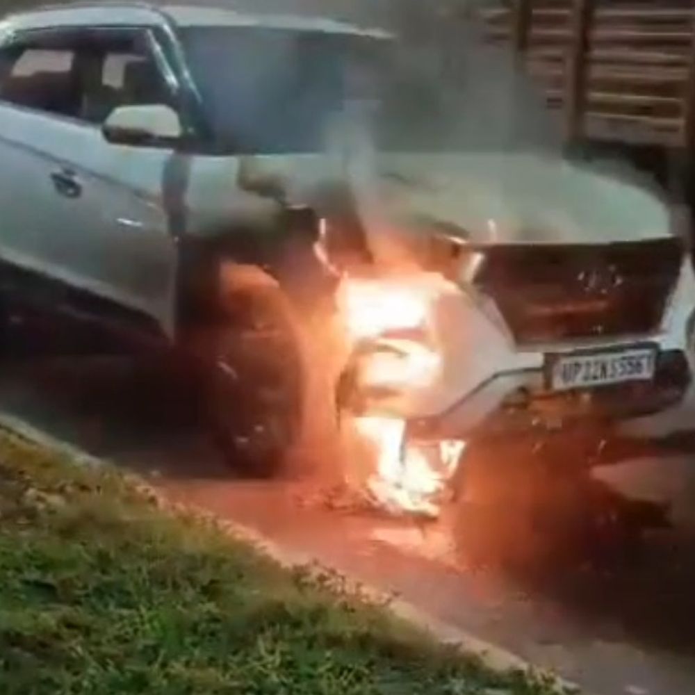 हरदोई में चलती कार में लगी आग, VIDEO:एनएच 731 पर कार से कूदकर यात्रियों ने बचाई जान, शॉर्ट सर्किट से हुआ हादसा