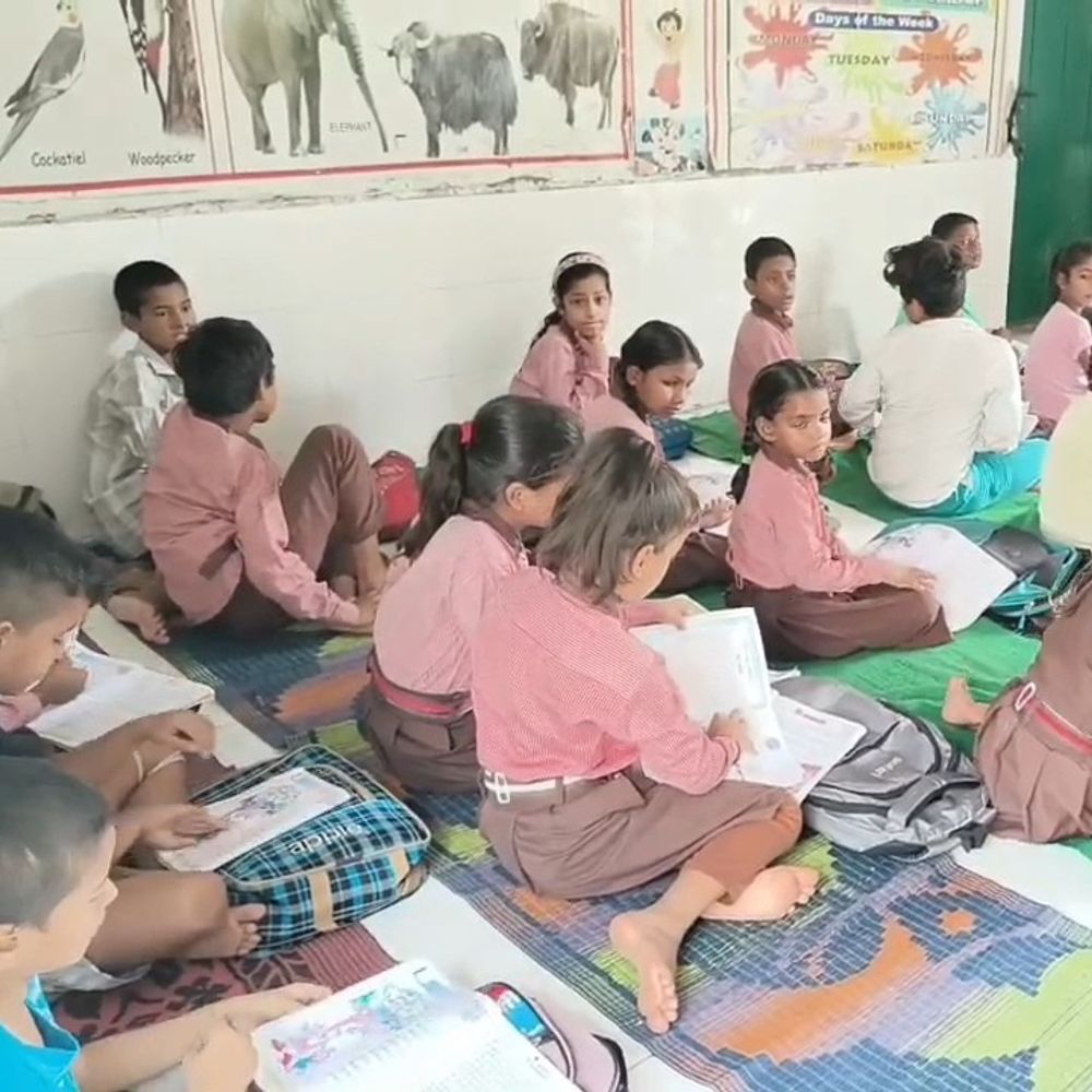 आंगनबाड़ी और बाल विकास की लापरवाही पर कमिश्नर सख्त:आंगनबाड़ी केंद्रों पर आधार कार्ड में लापरवाही, कमिश्नर ने अधिकारियों को फटकारा