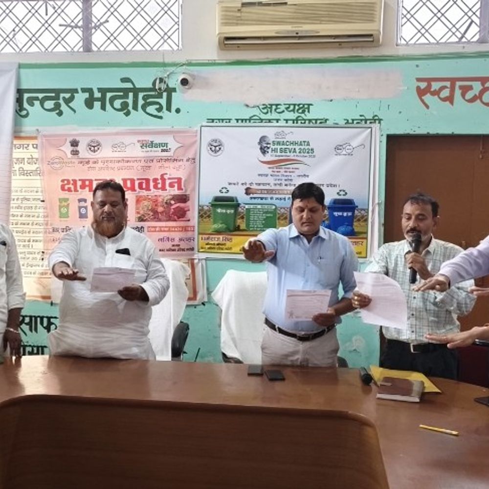 स्वच्छता सेवा पखवाड़ा 17 सितंबर से शुरू:भदोही नगर पालिका में ईओ ने दिलाई स्वच्छता की शपथ, 2 अक्टूबर तक चलेगा अभियान