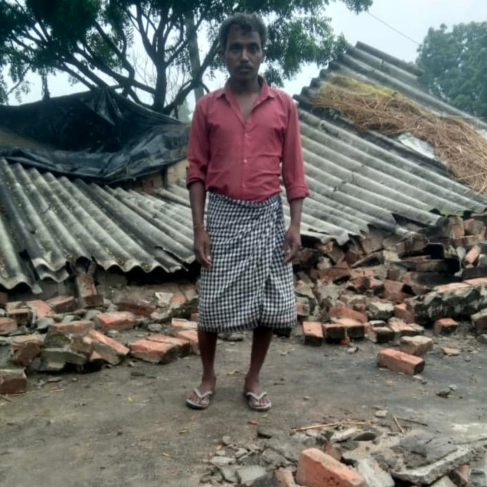 बारिश से अमेठी में कच्चा मकान ढहा:राजू के परिवार का आशियाना मलबे में तब्दील, बच्चों समेत सभी सदस्य सुरक्षित