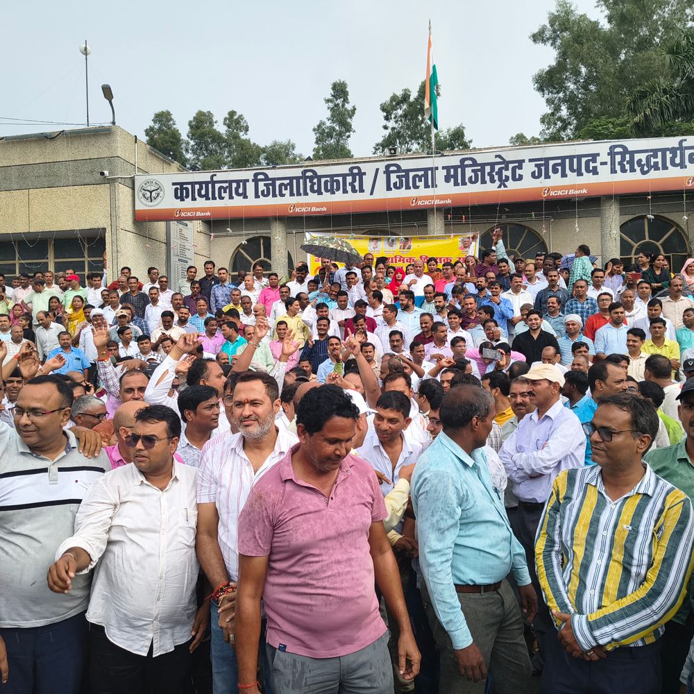 सिद्धार्थनगर में सड़कों पर उतरे हजारों शिक्षक:टीईटी अनिवार्यता के खिलाफ प्रदर्शन कर बेसिक शिक्षा कार्यालय से कलेक्ट्रेट तक मार्च, PM को भेजा ज्ञापन