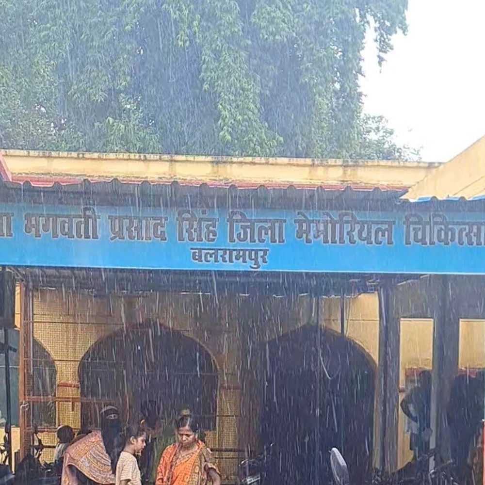 बलरामपुर जिला अस्पताल में लोगों का हंगामा:सुरक्षा गार्ड और पैथोलॉजी संचालक के बीच मारपीट, पुलिस ने दोनों को हिरासत में लिया