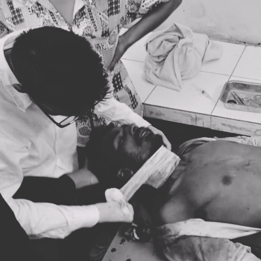 पीलीभीत में युवक के गले पर चाकू से वार:पत्नी ने परिवार के 3 लोगों पर लगाया आरोप, पुलिस बोली- नशे में खुद किया हमला