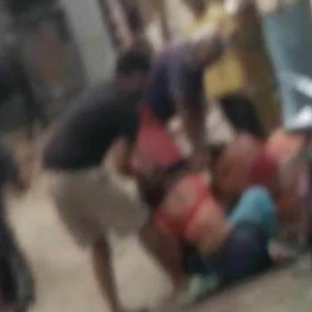 गोबर डालने को लेकर महिलाओं से मारपीट:उन्नाव में बहू-सास को घसीटकर पीटा, वीडियो आने पर 2 आरोपी गिरफ्तार