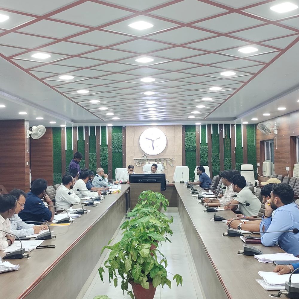 जल जीवन मिशन में खारे पानी वाले क्षेत्रों को प्राथमिकता:जौनपुर डीएम ने धीमी प्रगति पर कार्यदाई संस्थाओं को लगाई फटकार