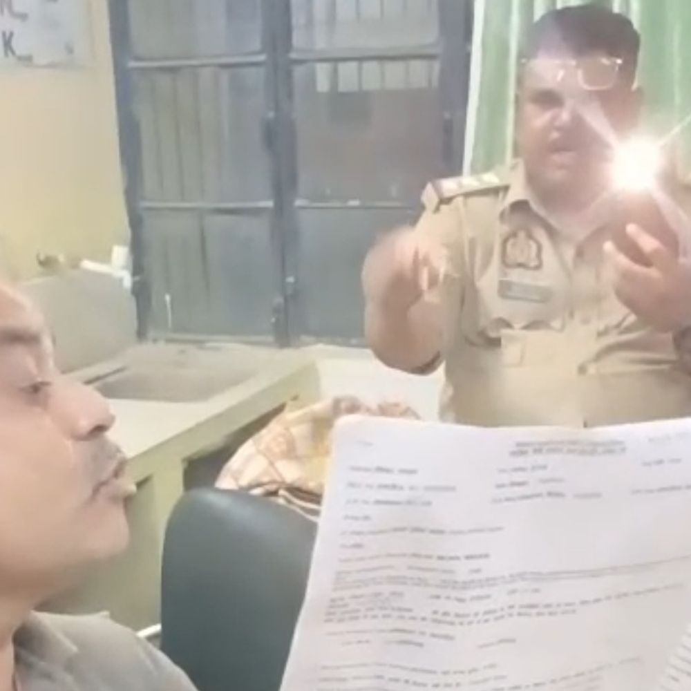 संभल में मेडिकल रिपोर्ट पर डॉक्टर-इंस्पेक्टर भिड़े:8 मिनट चला हाईवोल्टेज ड्रामा, डॉक्टर ने पुलिसकर्मी पर लगाया शराब पीकर धमकी देने का आरोप