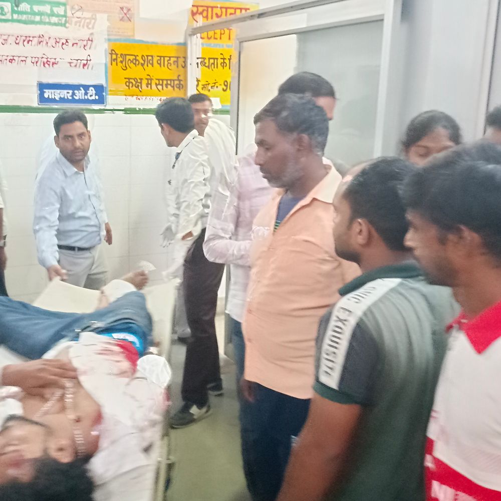 सम्भल में बुलेट और टेंपो की टक्कर:स्कूल जा रहे 4 शिक्षक घायल, 3 की हालत नाजुक; स्टंटबाजी से हुआ हादसा