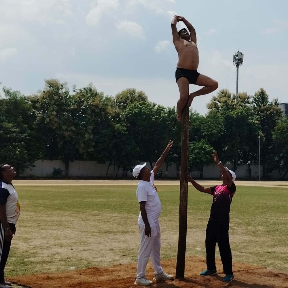 मुरादाबाद में पुलिस की रेंज स्तरीय मलखंब प्रतियोगिता:48 खिलाड़ियों ने दिखाए करतब, बिजनौर के पोपीन ने जीता गोल्ड