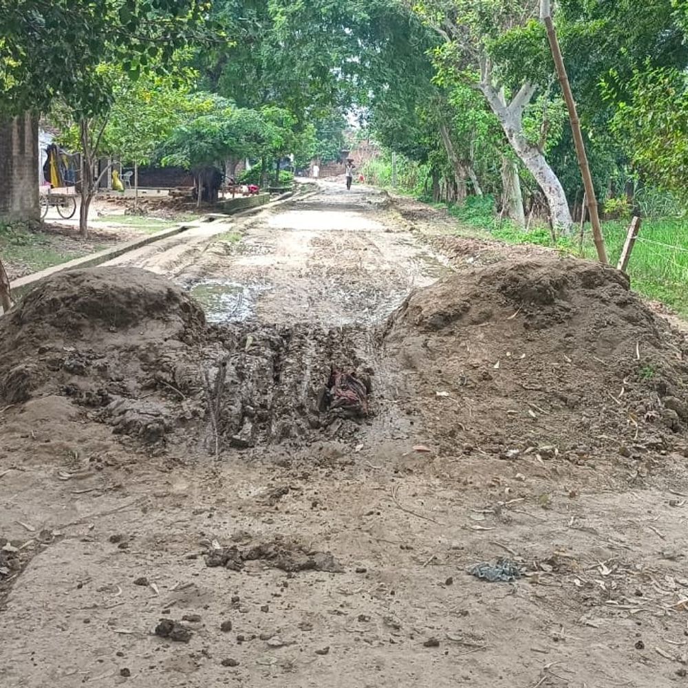 मझिया-जरेली मार्ग एक महीने से बंद:एंबुलेंस-पुलिस भी नहीं पहुंच पा रही, स्कूली बच्चों को लगाना पड़ रहा लंबा चक्कर