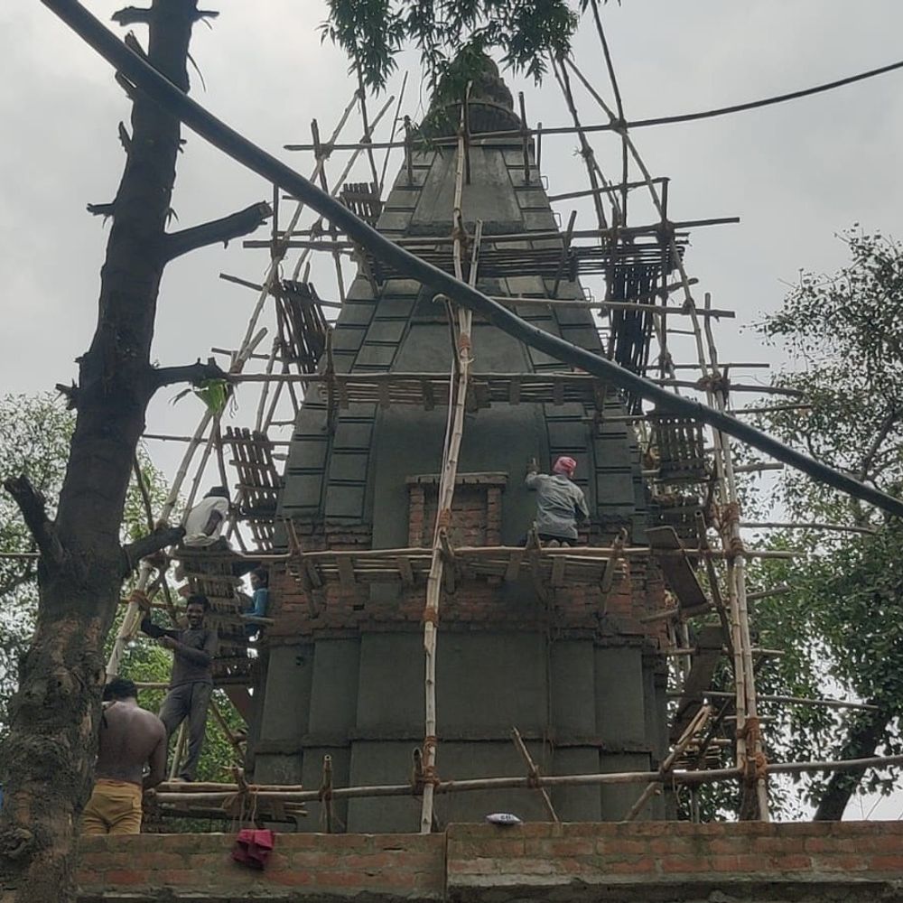 भदोही में पंचदेव मंदिर का जीर्णोद्धार शुरू:184 श्रद्धालुओं और समाजसेवियों के सहयोग से हो रहा निर्माण