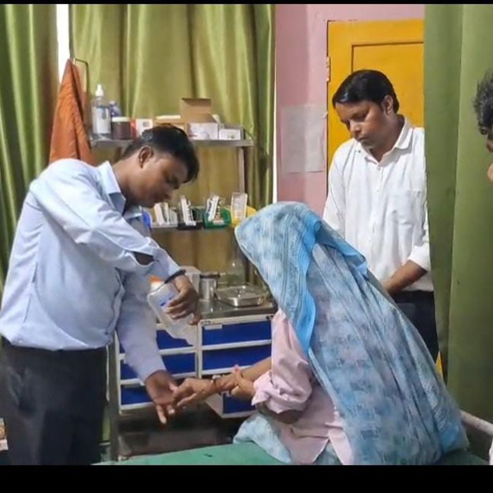 पीएनबी कैशियर ने बुजुर्ग महिला को दिए कटे-फटे नोट:विरोध करने पर खिड़की पटकी, कांच से हाथ में आई चोट