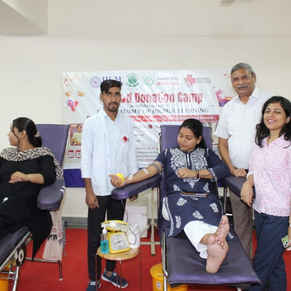 लखनऊ में रक्तदान शिविर का आयोजन:आईआईएलएम अकादमी में 25 से अधिक स्वयंसेवकों ने किया रक्तदान