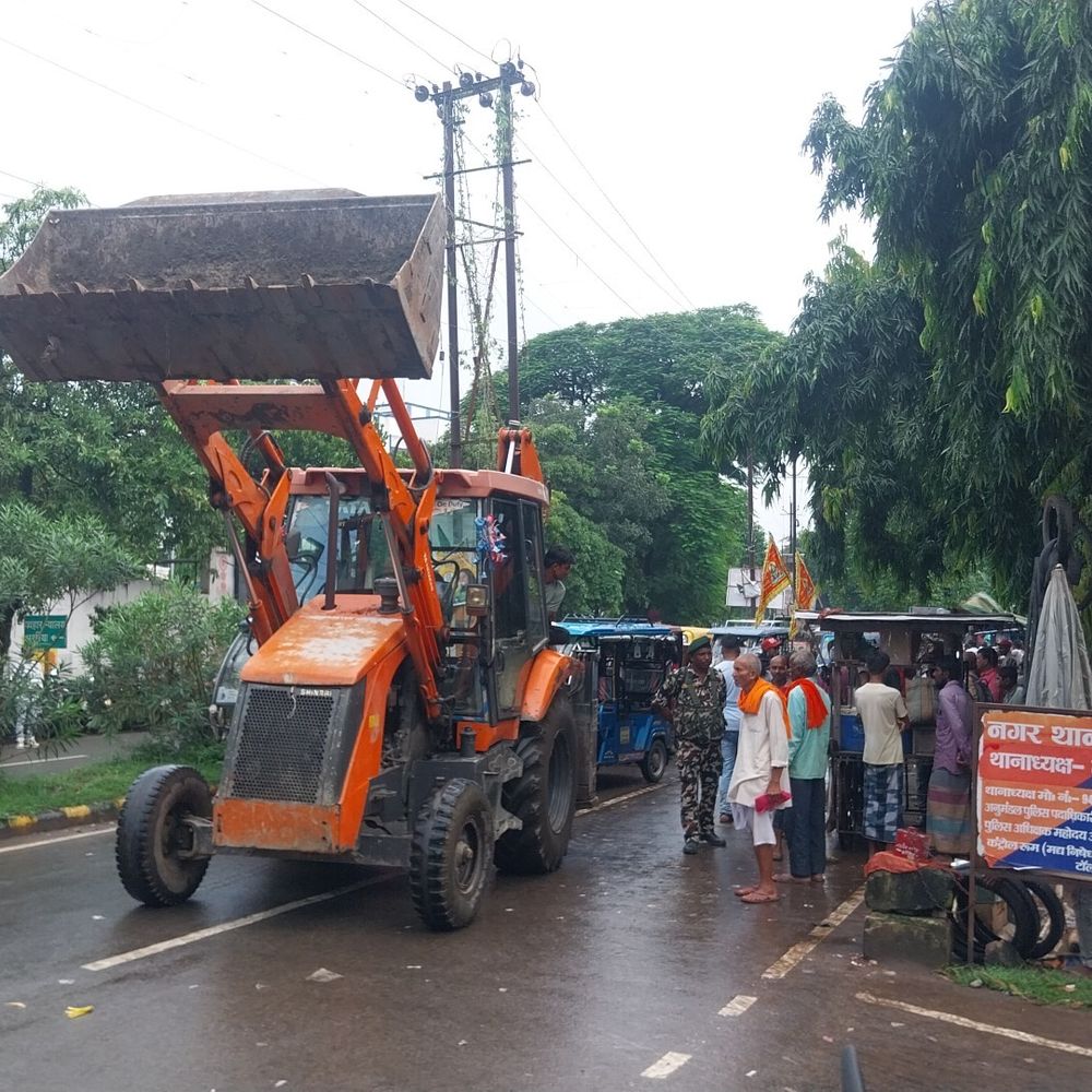 अररिया में अतिक्रमण हटाओ अभियान:चांदनी चौक से बस स्टैंड तक गरजा बुलडोजर , दुकानदारों पर कार्रवाई,जुर्माना भी वसूला