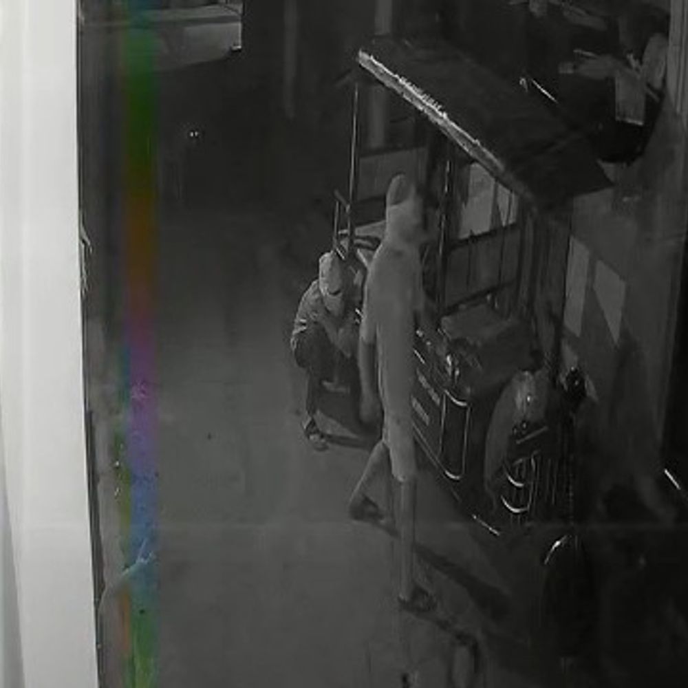 महोबा में चोरों की अनोखी हरकत:ई-रिक्शा चोरी में नाकाम होने पर दरवाजा बजाकर भागे, सीसीटीवी में कैद हुई वारदात